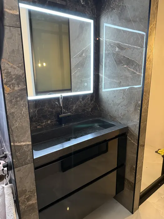 Moderne badkamer met LED-spiegel
